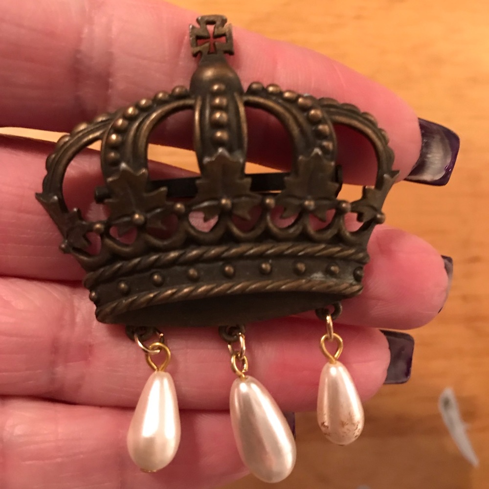 Crown brooch